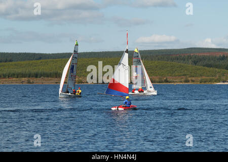 Llyn Brenig, Wales, UK - 1. Juli 2013: Segeljollen oder Yachten Llyn Brenig Reservoir in Nord-Wales Stockfoto