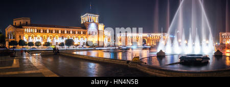 Die Regierung der Republik Armenien in der Nacht, es befindet sich am Platz der Republik in Yerevan, Armenien. Stockfoto