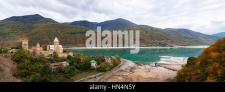 Panoramablick von Ananuri Festungsanlage Burg am Fluss Aragvi in Georgien. Georgische Wahrzeichen. Zhinvali Stausee Stockfoto