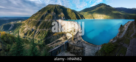 Die Enguri Wasserkraftwerk HES. Der Breite Inguri River Dschwari Stausee neben Enguri Dam, umgeben von Bergen, obere Swanetien, Georgia. Stockfoto