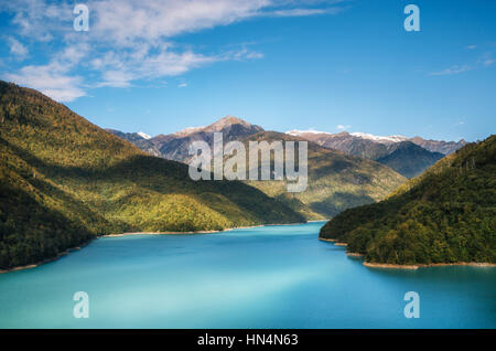 Dschwari Reservoir Enguri Flusses mit einem lebendigen türkisblauen Wasser zwischen den Bergen, obere Swanetien, Georgia. Ruhige See wie ein Fjord. Stockfoto