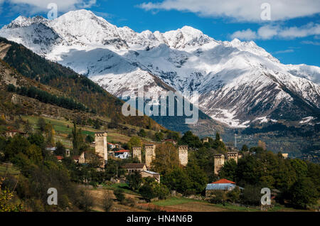 Blick auf die swanischen Türme in Mestia Dorf gegen Berge mit Gletschern Schneeberge. Obere Swanetien, Georgia. Georgische Wahrzeichen Stockfoto