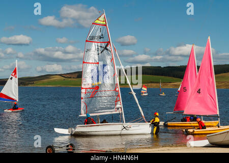 Jollen und Yachten auf Llyn Brenig Reservoir in North Wales Stockfoto