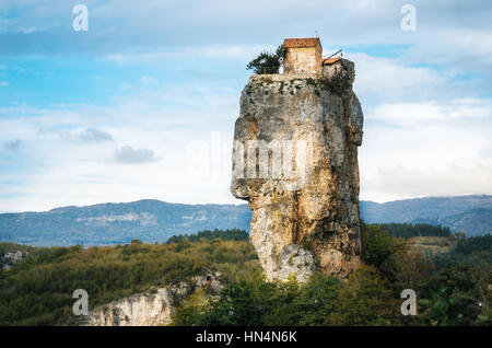 Katskhi Säule. Georgische Wahrzeichen. Mannes-Kloster in der Nähe des Dorfes Katskhi. Die orthodoxe Kirche und die Abt-Zelle auf einer felsigen Klippe. Imeretien, Geo Stockfoto