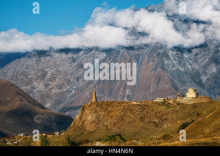 Sioni Kirche Basilika X. Jh. und verlassenen alten kaukasischen Wachturm auf dem Hügel gegen den Berg Mt Kuru mit weißen Wolken an der Spitze, Georgien Stockfoto