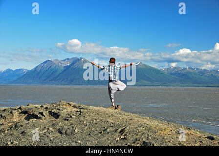 Mann tut Yoga an der Küste mit Blick auf die Berge am Turnagain Arm Alaska Stockfoto