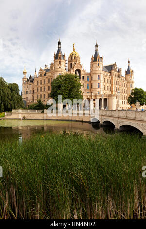 Schwerin, Deutschland - 7th. Juli 2012. Vorderansicht des Schweriner Schlosses, Mecklenburg-Vorpommern, dem Sitz des Landtags. Renaissance-Schloss in Schwerin Stockfoto