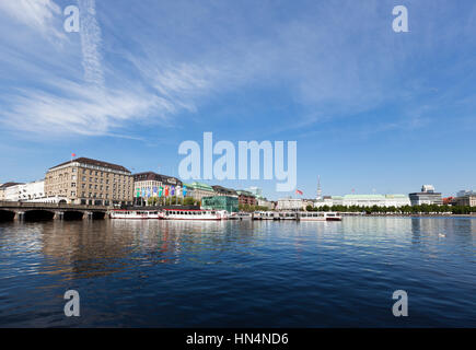 Hamburg, Deutschland – 23. Juli 2012: Weitwinkel Schuss von der Binnenalster See mit touristischen Kreuzfahrt Boote am Jungfernstieg Pier. Stockfoto