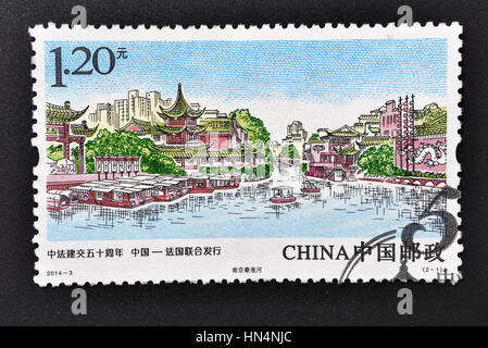 CHINA - CIRCA 2014: Eine Briefmarke gedruckt in China zeigt 2014-3 50. Ann Einrichtung Verhältnis China und Frankreich Stempel. ca. 2014. Stockfoto