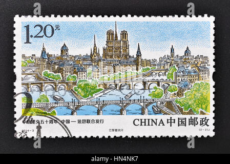 CHINA - CIRCA 2014: Eine Briefmarke gedruckt in China zeigt 2014-3 50. Ann Einrichtung Verhältnis China und Frankreich Stempel. ca. 2014. Stockfoto