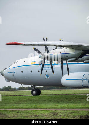 Region Kiew - 25. September 2008: Antonow An-22 Turboprop-Frachtflugzeug auf dem taxiway Stockfoto