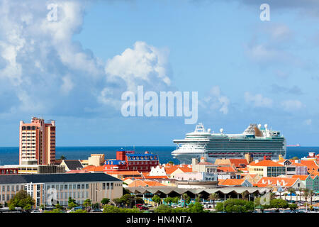 Willemstad, Curaçao - 17. November 2014: MV Ventura am Hafen von Willemstad. Das Kreuzfahrtschiff Grand-Klasse von Carnival UK gehört und wird betrieben von P Stockfoto