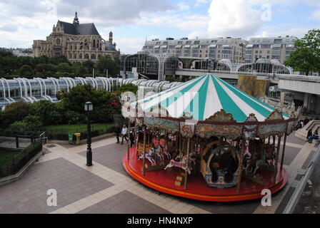 Merry Go round und Kirche Saint-Eustache von Les Halles Stockfoto