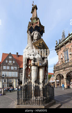 Bremen, Deutschland - 5. Oktober 2015: Mittelalterliche Statue von Ritter Roland vor dem Rathaus in Bremen Stockfoto