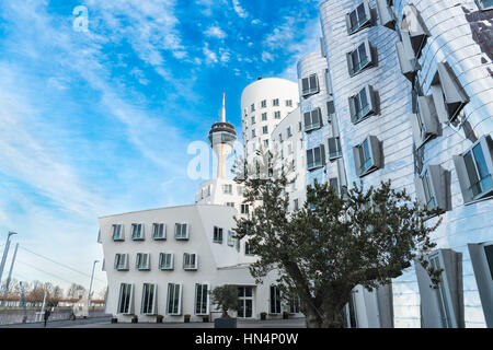Düsseldorf, Deutschland - 20. Januar 2017: Die Gehry-Bauten im New Media Hafen bauen ein neues Wahrzeichen zusammen mit dem TV-Turm Stockfoto