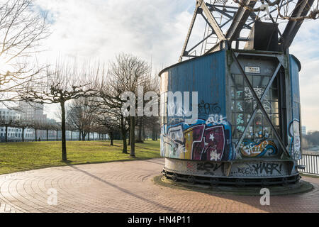 Düsseldorf, Deutschland - 20. Januar 2017: Ein alte Kran bietet Testimonial für alte Hafen Tage Stockfoto