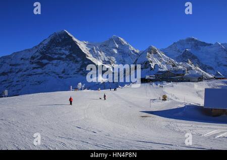 Winter-Szene in Grindelwald, Schweizer Alpen. Ski-Piste und Schnee bedeckte Berge Eiger, Monch, Lauberhorn und Jungfrau. Stockfoto