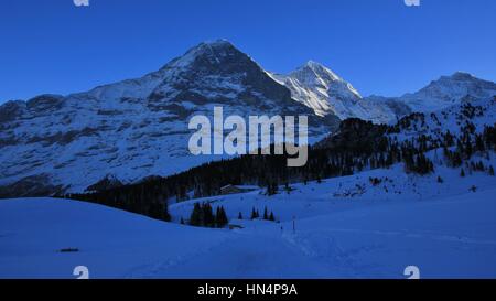 Eiger-Nordwand im Winter. Berühmte Berge Eiger, Monch und Jungfrau. Stockfoto