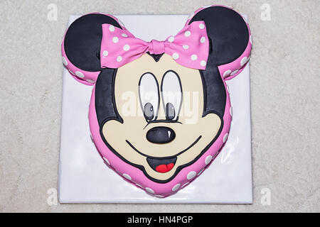Schöne rosa Minnie Maus-Kuchen mit Pfeil und Bogen Punkte Geburtstagsparty Stockfoto