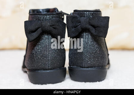 Neuen glitzernden samt schwarz warme Kinderstiefel für Herbst-winter Stockfoto