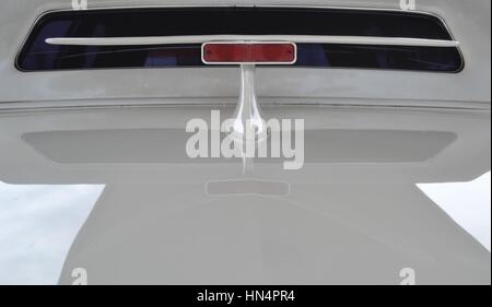 Heckscheibe von 1980 Stretch-Limousine mit Retro-Handy-Antennen Stockfoto