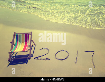 Liegestuhl mit 2017 in Sand schreiben am tropischen Strand geschrieben. Stockfoto