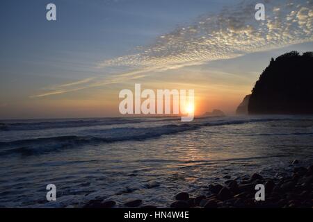 Sie sehen die Entwicklung der Sonnenaufgang im Pololu Valley, Hawaii Stockfoto