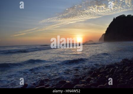 Sie sehen die Entwicklung der Sonnenaufgang im Pololu Valley, Hawaii Stockfoto