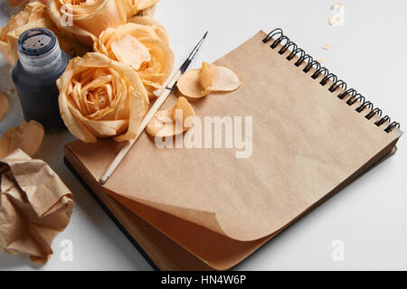 Nahaufnahme von Tagebuch oder Notizbuch orange Rosen und Blumen für Ihre Notizen gedeckt. Kugelschreiber ist nette Idee für die Darstellung Ihrer Ideen und Emotionen o Stockfoto