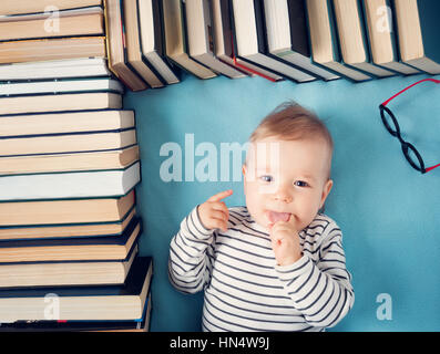 1 Jahr altes Baby mit Spectackles und Bücher