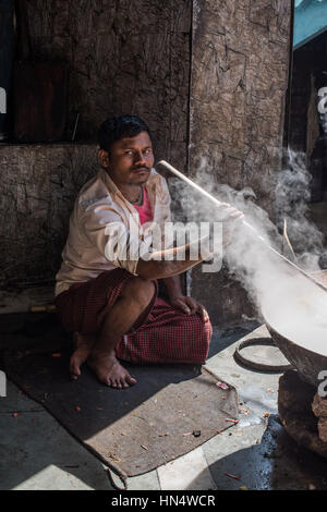 Indischer Mann auf der Straße, Agra Kochen Stockfoto