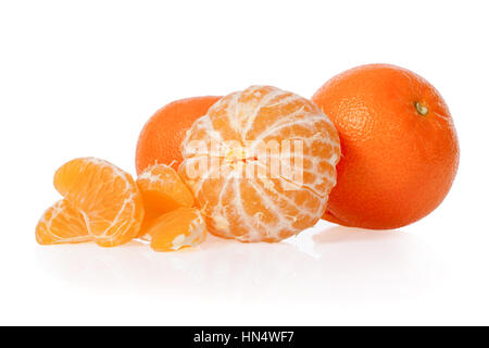 Clementinen mit einer geschälten Clementine isoliert auf weißem Hintergrund Stockfoto