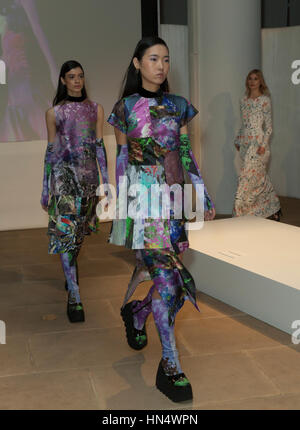 New York, USA. 7. Februar 2017. Modelle für Epson Digital Couture Projektpräsentation während 2017 fallen New York Fashion Week am IAC Bau Kredit zu Fuß: Lev Radin/Pacific Press/Alamy Live News Stockfoto