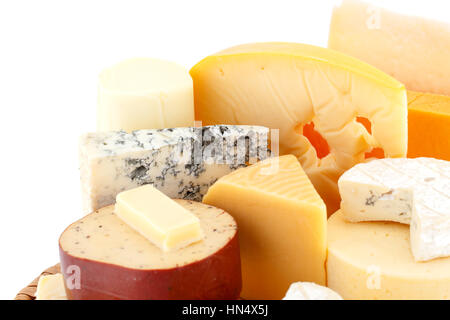 Verschiedene Arten von Käse auf Holzbrett Nahaufnahme Bild. Stockfoto