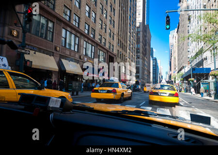 New York City, Vereinigte Staaten von Amerika - 19. September 2008: Gebäude und Verkehr auf der Madison Avenue betrachtet durch die Windschutzscheibe ein New York Yellow cab