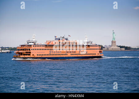 NEW YORK - 17.September: A Staten Island Ferry Segel über Upper New York Bay am 17. September 2008. Die Fähre bietet Blick auf die Statue o Stockfoto