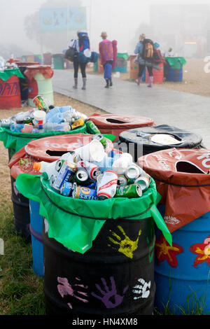GLASTONBURY, UK - 28 Juni: Recycling und Abfall Behälter beim Glastonbury Festival, England am 28. Juni 2010. Das Festival hat eine starke Umweltpolitik Stockfoto