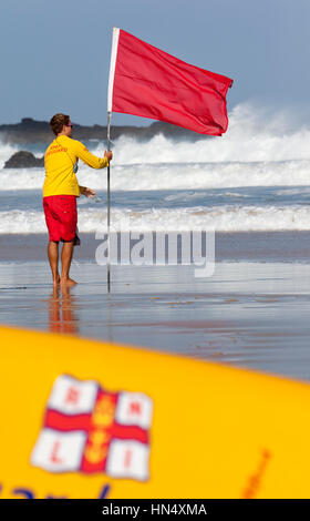 ST IVES, UK - 11.September: Ein Rettungsschwimmer aus der Royal National Lifeboat Institution am Porthmeor Beach in St. Ives, Cornwall am 11. September 2011. Stockfoto