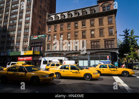 New York City, Vereinigte Staaten von Amerika - 18. September 2008: New York City Yellow Cabs mit Taxi-Top Angebote warten an der Ampel am 46th und 8. in Manhatta Stockfoto