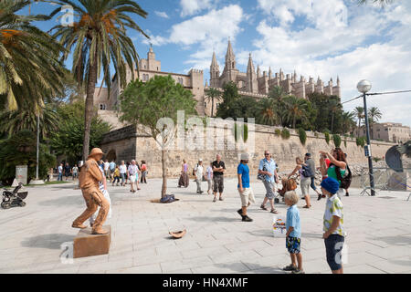 PALMA DE MALLORCA, Spanien - Oktober, 9: Street Performer und vorbeifahrenden Touristen in der Fußgängerzone außerhalb der Almudaina-Palast und der Kathedrale in Pal Stockfoto