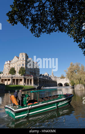 BATH, Großbritannien - Oktober 20: Freizeit-Kreuzfahrt-Schiff auf dem Fluss Avon in Bath, England am 20. Oktober 2010. Das Imperium Gebäude, Pulteney Wehr und Pulteney B Stockfoto