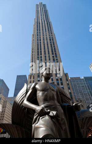 Prometheus-Statue vor dem Rockefeller Center in Manhattan, New York Stockfoto