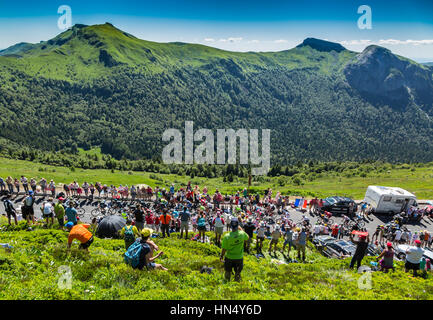 Pas de Peyrol, Frankreich - Juli 6,2016: Reiten auf dem Weg zum Pas de Pyerol (Puy Mary) in Cantal im Zentralmassiv während der 5. Etappe der Hauptfeld Stockfoto