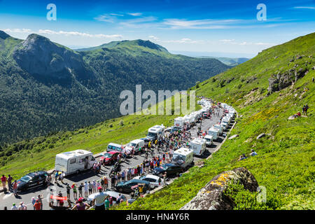 Pas de Peyrol, Frankreich - Juli 6,2016: Reiten auf dem Weg zum Pas de Pyerol (Puy Mary) in Cantal im Zentralmassiv während der 5. Etappe der Hauptfeld Stockfoto