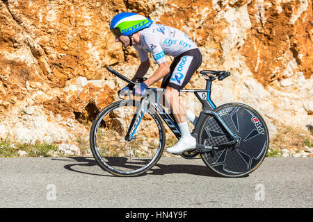 Col du Serre de Tourre, Frankreich - Juli 15,2016: der britische Radfahrer Adam Yates Orica-BikeExchange Teams, in weißen Trikots, reitet während einer individuell Stockfoto