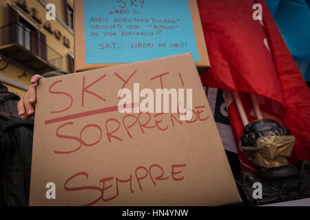 Rom, Italien. 8. Februar 2017. Protest der Himmel Arbeiter Piazza Montecitorio gegen die Entlassung und die Verlagerung des Hauptsitzes von Rom nach Mailand. Bildnachweis: Andrea Ronchini/PacificPress/Alamy Live-Nachrichten Stockfoto