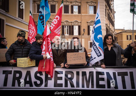 Rom, Italien. 8. Februar 2017. Protest der Himmel Arbeiter Piazza Montecitorio gegen die Entlassung und die Verlagerung des Hauptsitzes von Rom nach Mailand. Bildnachweis: Andrea Ronchini/PacificPress/Alamy Live-Nachrichten Stockfoto