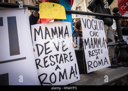 Rom, Italien. 8. Februar 2017. Protest der Himmel Arbeiter Piazza Montecitorio gegen die Entlassung und die Verlagerung des Hauptsitzes von Rom nach Mailand. Bildnachweis: Andrea Ronchini/PacificPress/Alamy Live-Nachrichten Stockfoto