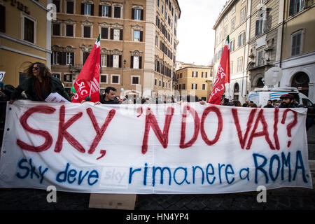 Rom, Italien. 8. Februar 2017. Protest der Himmel Arbeiter Piazza Montecitorio gegen die Entlassung und die Verlagerung des Hauptsitzes von Rom nach Mailand. Bildnachweis: Andrea Ronchini/PacificPress/Alamy Live-Nachrichten Stockfoto