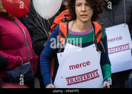 Rom, Italien. 8. Februar 2017. Protest der Himmel Arbeiter Piazza Montecitorio gegen die Entlassung und die Verlagerung des Hauptsitzes von Rom nach Mailand. Bildnachweis: Andrea Ronchini/PacificPress/Alamy Live-Nachrichten Stockfoto